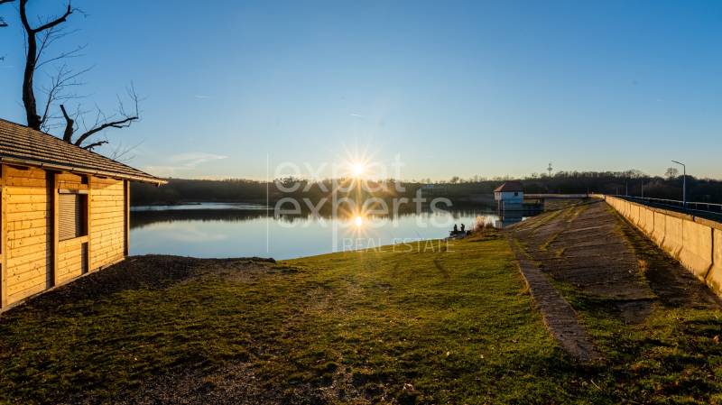 Der See mit Sonnenuntergang bei Lozorno in der Kiefernstraße, geeignet für Grundstücke - Wohnen.