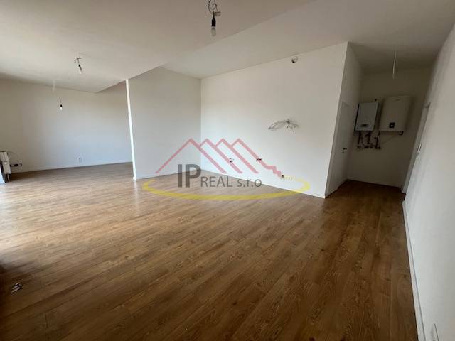 Geräumiges Interieur in einer 2-Zimmer-Wohnung mit Holzboden.