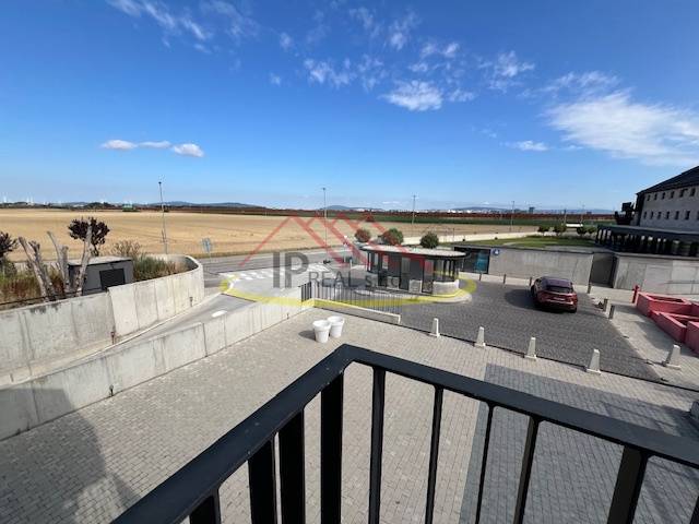 Blick vom Balkon auf den Platz bei der Sýpka in Bratislava - Jarovce, bei einer 2-Zimmer-Wohnung.