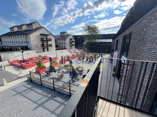 Der Außenbereich des Platzes bei der Sýpka in Bratislava - Jarovce mit Terrasse und Backsteingebäuden.