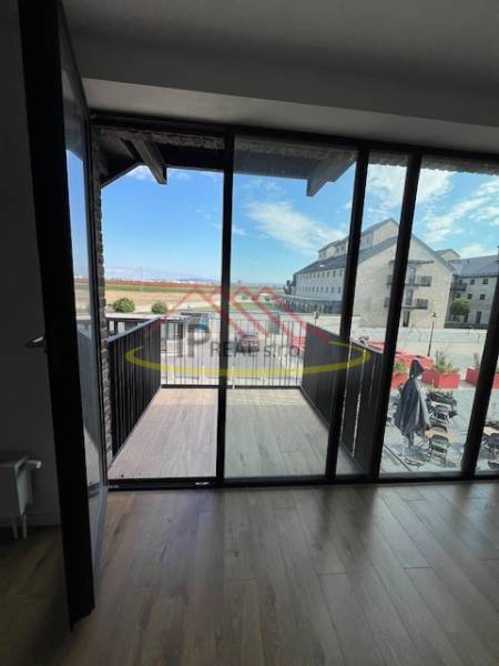 Balkon mit Glasverkleidung mit Blick auf die Straßen von Bratislava - Jarovce, Platz bei der Sýpka, 2-Zimmer-Wohnung.