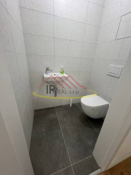 Toilette mit Waschbecken in einer 2-Zimmer-Wohnung am Platz bei der Sýpka.