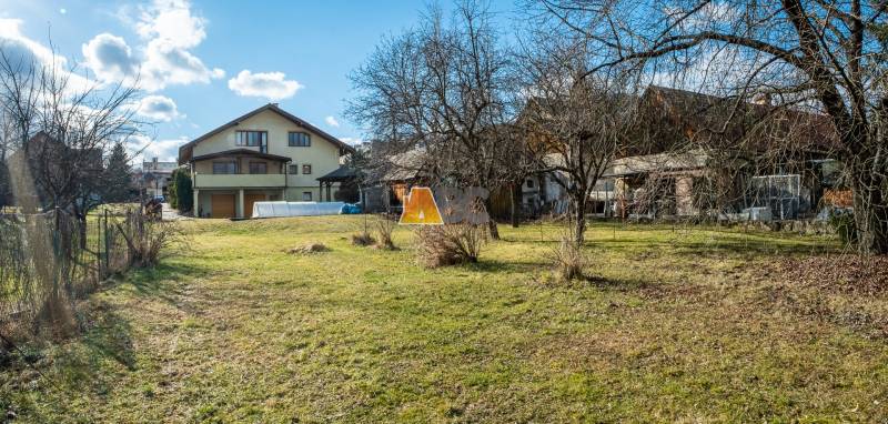 Eine Villa mit einem weitläufigen Garten in der Andreja Sládkoviča Straße in Žarnovica.