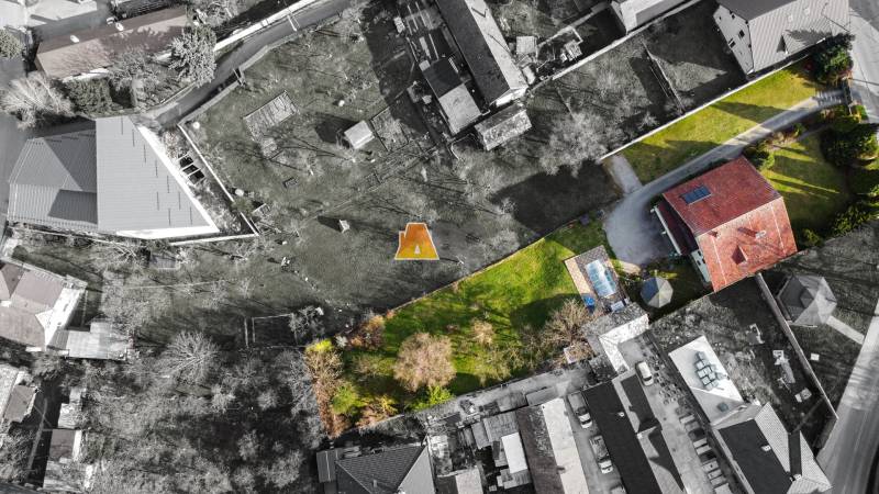 Luftaufnahme des Gartens und des Hauses in der Villa in der Andreja Sládkoviča-Straße in Žarnovica.