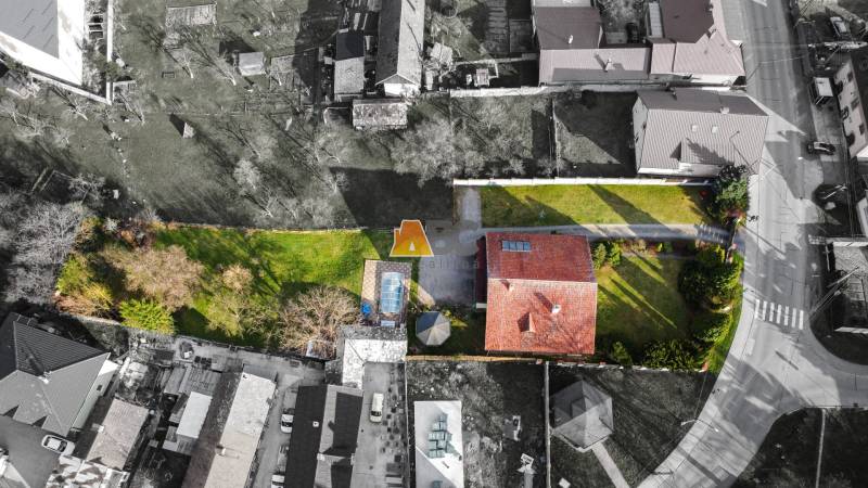 Luftaufnahme einer Villa in der Andreja Sládkoviča Straße in Žarnovica mit Pool und Garten.