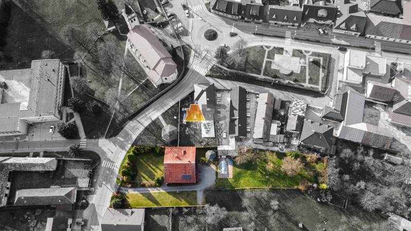 Luftaufnahme der Villa in Žarnovica in der Andreja Sládkoviča-Straße mit einem geräumigen Garten.