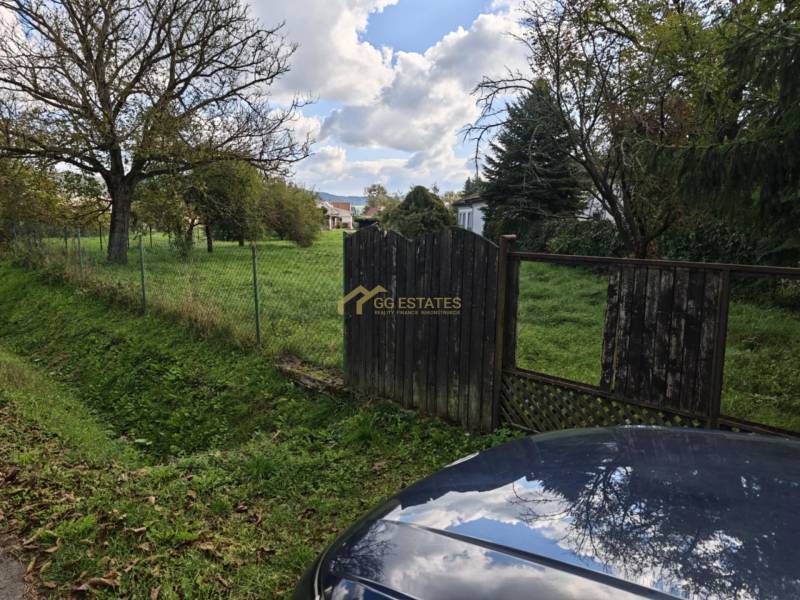 Grundstücke - Wohnen in der Straße Malá Domaša in Vranov nad Topľou, eingezäunte Grünfläche mit Bäumen.