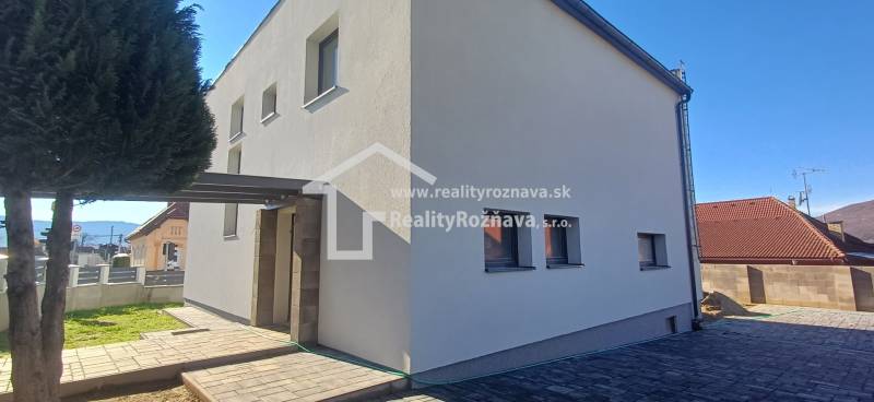 Ein Einfamilienhaus in der Košická-Straße in Rožňava mit einem eingezäunten Hof und einem gepflasterten Gehweg.