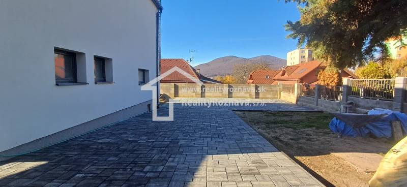 Einfamilienhaus in der Košická-Straße in Rožňava mit Terrasse und Blick auf die Berge.