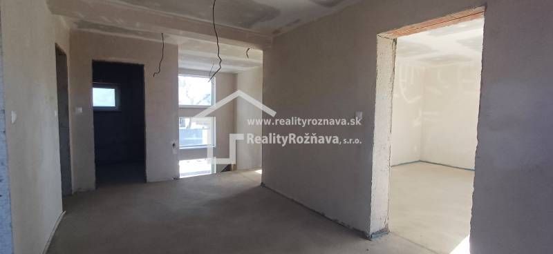 Das Innere eines Einfamilienhauses im Renovierungsprozess mit neuem Putz und Vorbereitung für die Elektroinstallation.