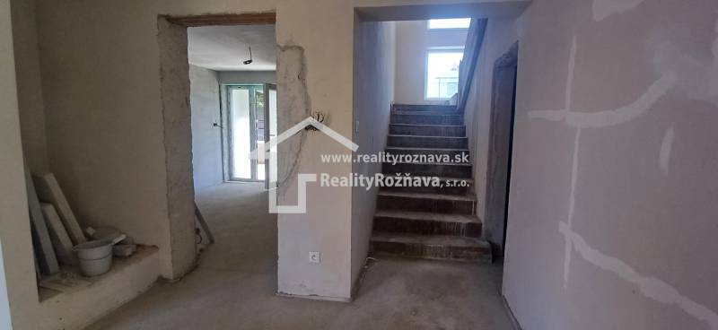 Stahltreppen und rohe Wände in einem Einfamilienhaus mit geplantem Interieur.