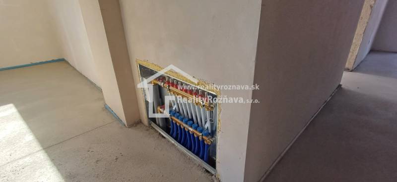 Installation von Heizungsleitungen in einem Einfamilienhaus mit Betonboden.