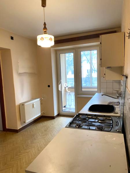 Küche in einer 2-Zimmer-Wohnung mit Gasherd und Boden in Holzoptik.