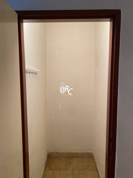 Kleiner Stauraum mit Fliesen in einer 2-Zimmer-Wohnung.