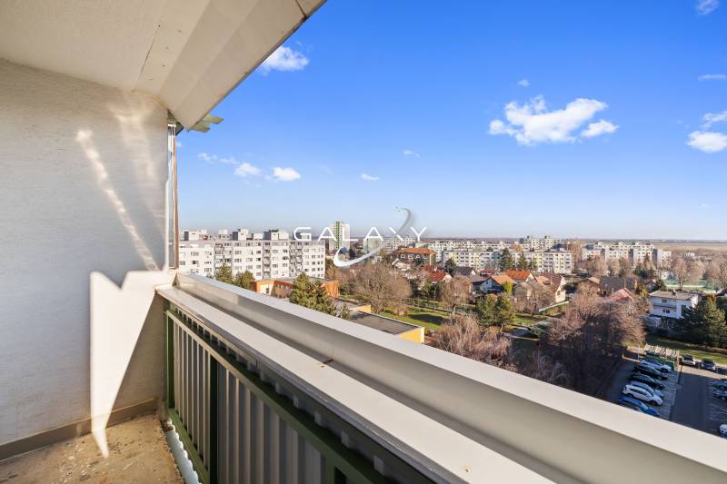 Blick vom Balkon auf die Stadtsilhouette in Vrakuňa in der Bučinová-Straße.