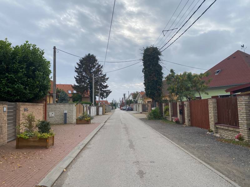 Pšeničná Straße in Bratislava - Podunajské Biskupice mit einer Reihe von Einfamilienhäusern.