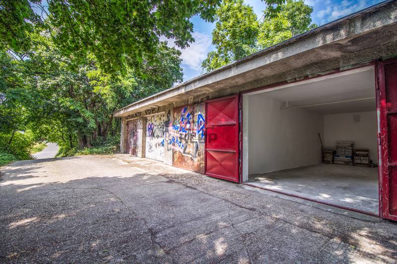 Pozrite si 17m², ZREKONŠTRUOVANÚ garáž, pri nemocnici Kramáre
