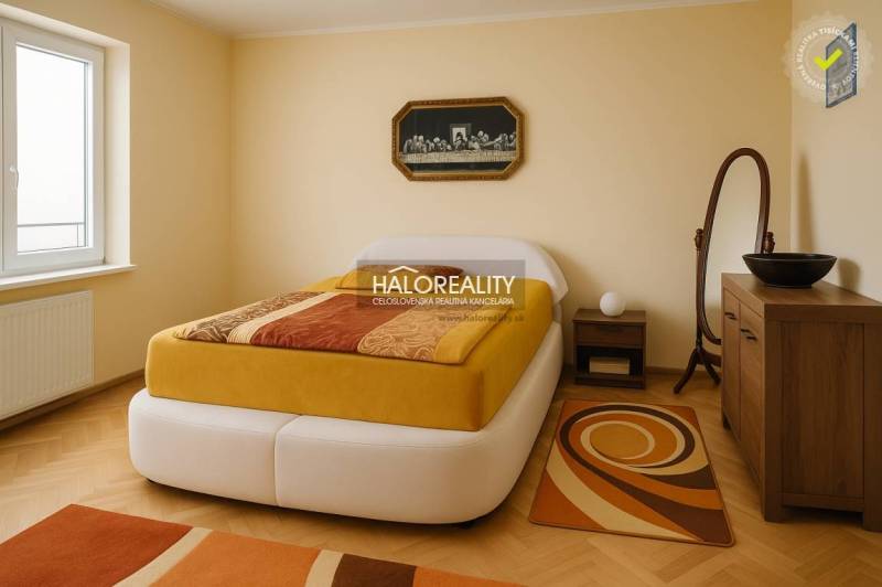 Schlafzimmer mit Holzboden in einem Einfamilienhaus, helle Wände, moderne Einrichtung.