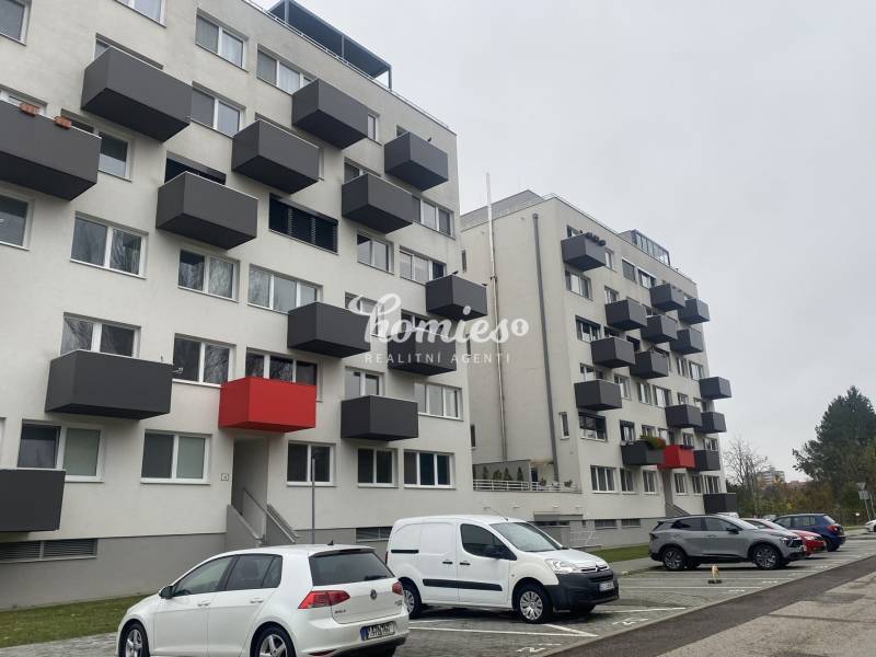 Wohnhaus in der Lomnická-Straße in Nitra mit Garagenstellplätzen und Balkonen.