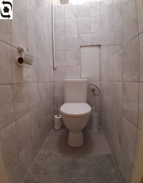 Badezimmer in einer 3-Zimmer-Wohnung mit Keramikfliesen und Toilette.