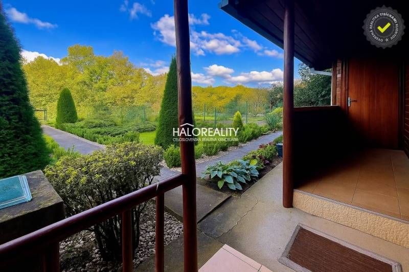 Gärten in Bytča mit gepflegten Wegen, einer Hecke und Blick ins Grüne.