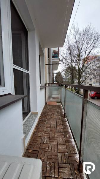 Der Balkon einer 3-Zimmer-Wohnung in der Straße Pred poľom in Trenčín mit einem Boden in Holzoptik.