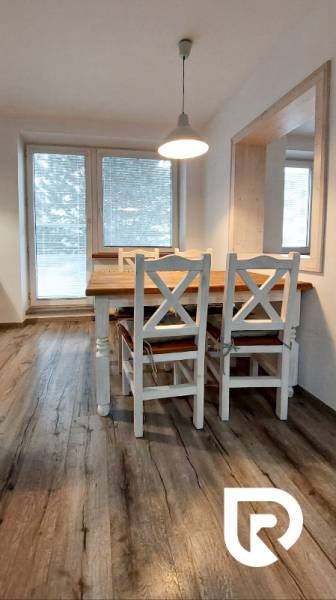 Essbereich mit Holzboden in einer 3-Zimmer-Wohnung mit weißen Möbeln.