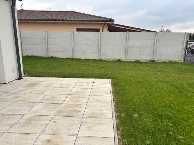 Ein Einfamilienhaus in Tomášov in der Fialkova-Straße mit Garten, Terrasse und Zaun.