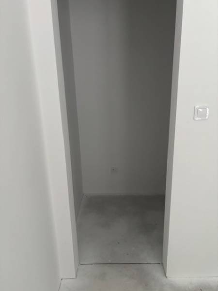 Enge Lagerräume mit Betonboden im Einfamilienhaus.