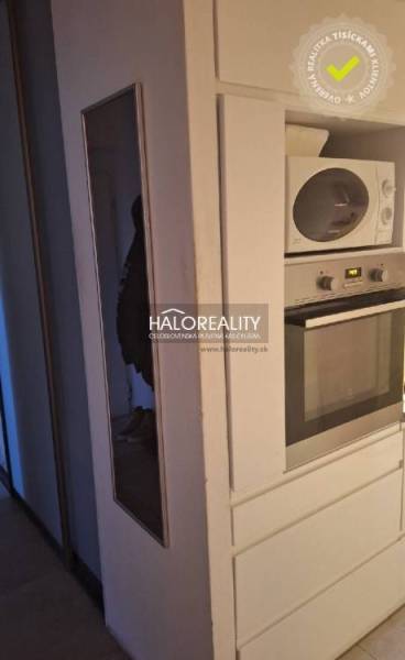 Innenraum einer 3-Zimmer-Wohnung mit Holzboden und weißer Kommode.