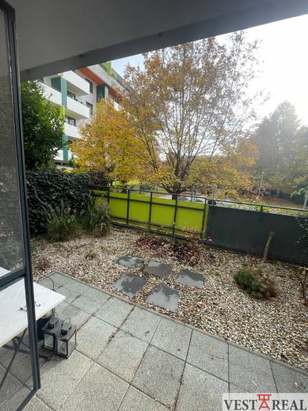 In Trnava, Außenbereich einer 2-Zimmer-Wohnung mit Terrasse, Garten und moderner Architektur.