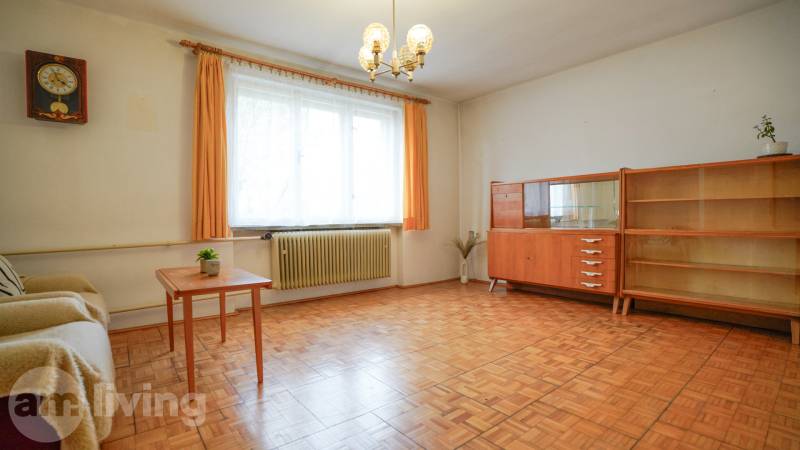 Wohnzimmer in einem Einfamilienhaus mit Möbeln und Boden in Holzoptik.