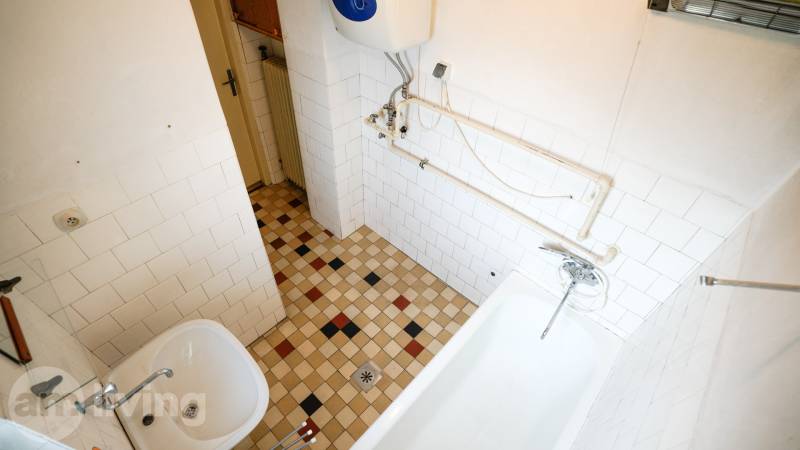 Badezimmer mit Fliesen und Badewanne in einem Einfamilienhaus.