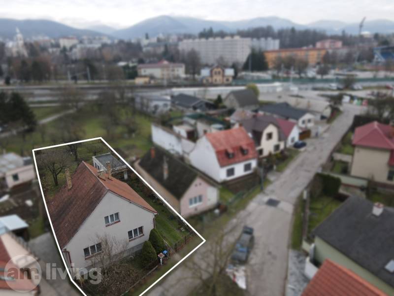 Einfamilienhaus in der Nerudova-Straße in Dubnica nad Váhom mit Blick auf die umliegende Bebauung.