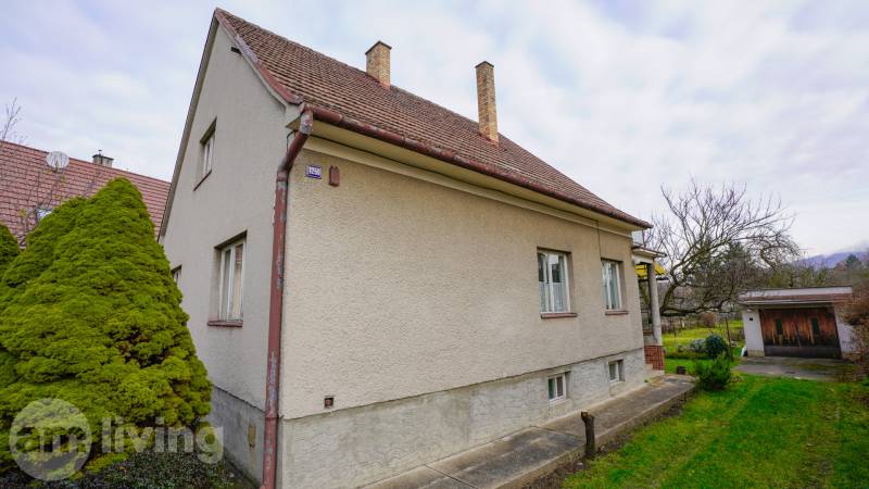 Ein Einfamilienhaus in der Nerudova-Straße in Dubnica nad Váhom, umgeben von Grün und Bäumen.