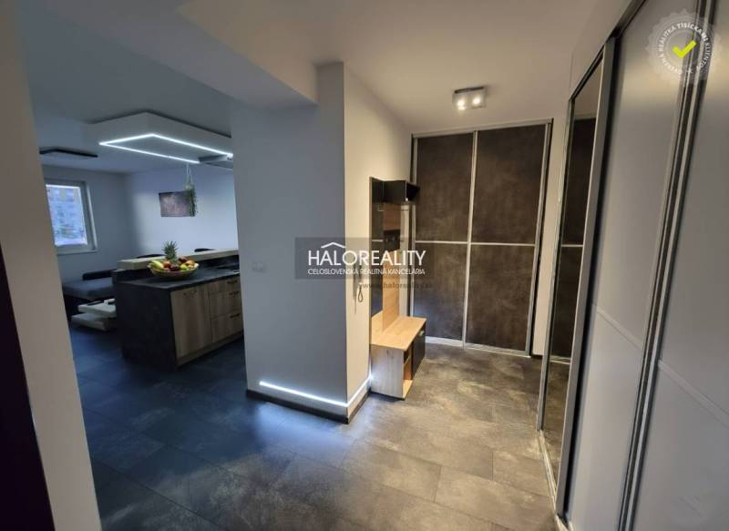 In der 2-Zimmer-Wohnung gibt es Kleiderschränke, einen Esstisch und eine Küchenzeile.