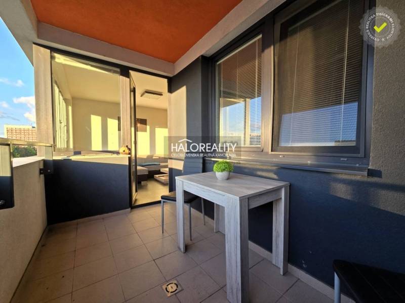 Balkon einer 2-Zimmer-Wohnung in Trnava mit Aussicht und Tisch auf der Terrasse.