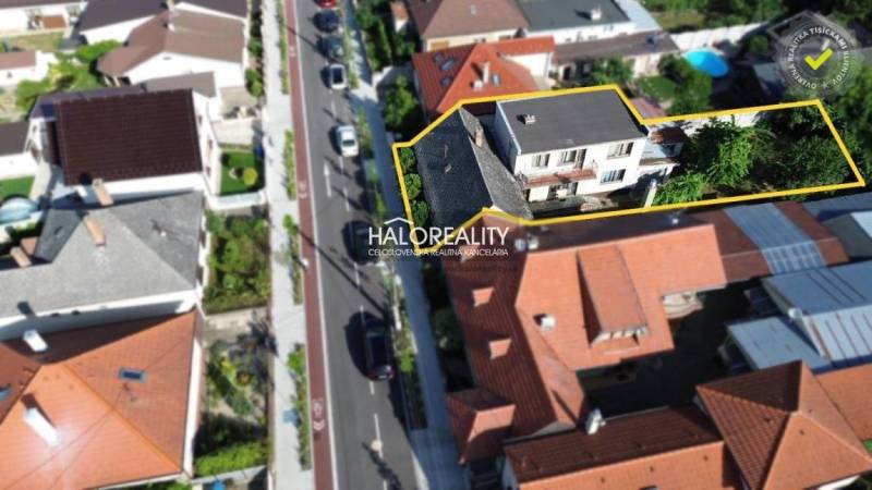 Luftaufnahme eines Einfamilienhauses in Malacky mit umliegenden Gärten.