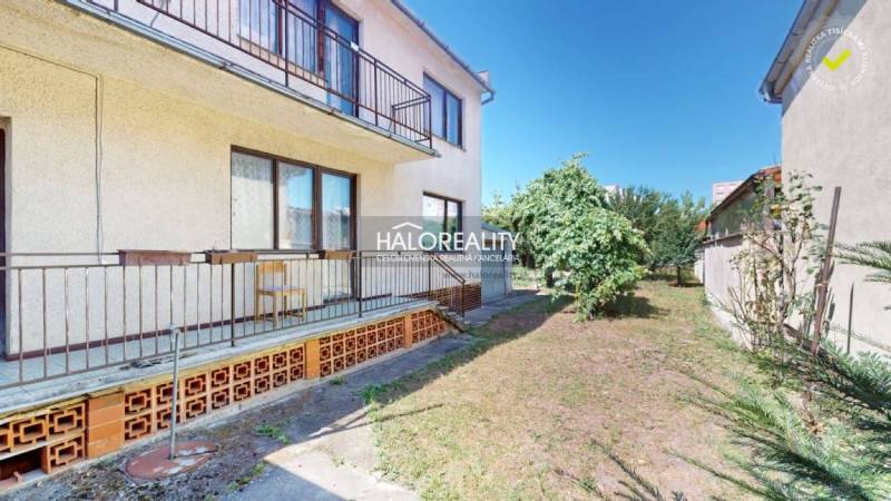 Ein Einfamilienhaus in Malacky mit einem geräumigen Garten, einer Terrasse und einem grünen Vorgarten.