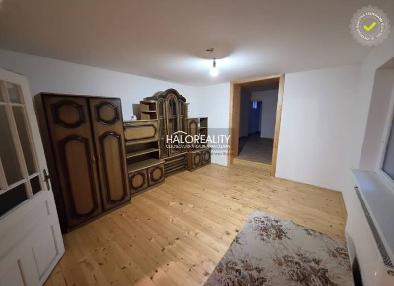 Ein Zimmer mit Holzboden, antike Möbel, Einfamilienhaus.