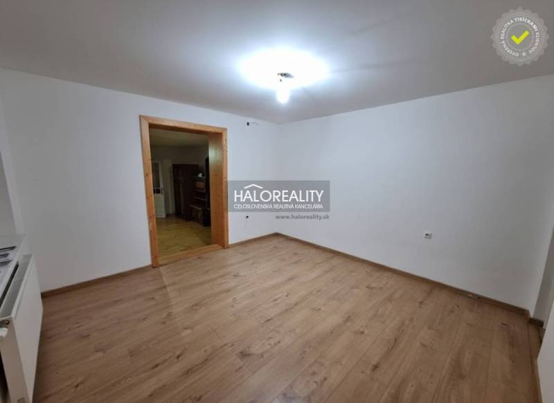 Innenraum eines Einfamilienhauses mit Holzboden und weißen Wänden.