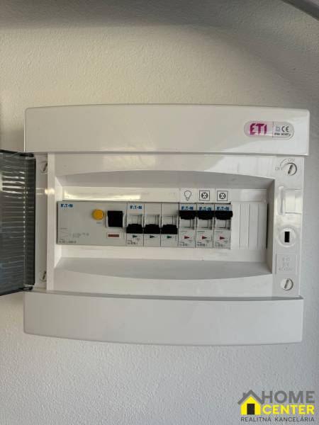 Elektrischer Verteilerkasten in der Garage mit Sicherungen und Schalter.