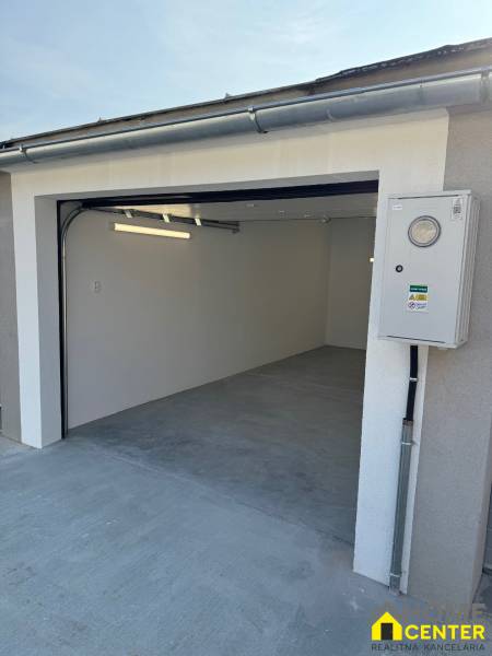 Garage mit Betonboden und Elektroinstallationskasten in der Sonnengasse in Komárno.