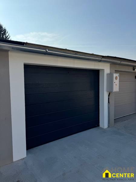 Das Tor der modernen Garage in der Sonnenstraße in Komárno, ausgestattet mit elektrischer Steuerung.