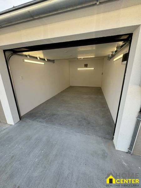 Garage in der Sonnenstraße in Komárno mit Betonboden und einem aufklappbaren Tor.
