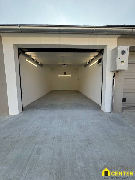 Geräumige, saubere Garage in der Sonnenstraße in Komárno, geeignet zum Parken eines Autos.