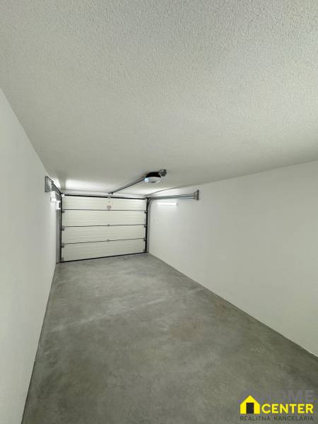 Garagen mit weißen Wänden und Betonboden in der Sonnenstraße in Komárno.