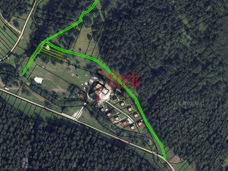 Luftaufnahme von landwirtschaftlichen und forstwirtschaftlichen Flächen in Rajecká Lesná mit umliegender Infrastruktur.