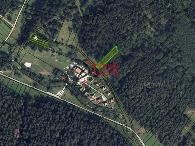 Luftaufnahme von landwirtschaftlichen und forstwirtschaftlichen Flächen in Rajecká Lesná mit markierten Parzellen.