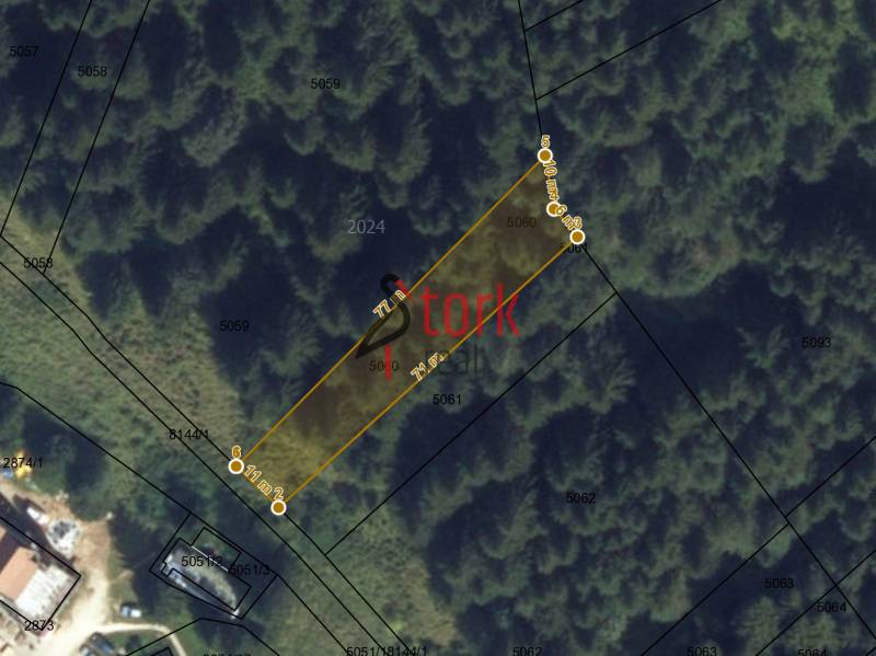 Eine Luftkarte zeigt landwirtschaftliche und forstwirtschaftliche Grundstücke in Rajecká Lesná mit markierten Parzellen.